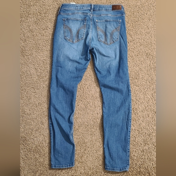 Womens Hollister ripped skinny jeans, size 9 short. - Picture 3 of 4